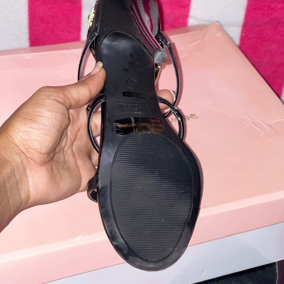 BLACK/GOLD (VERSACE LOOK-a-LIKE FAUX LEATHER HEELS) - Picture 4 of 4